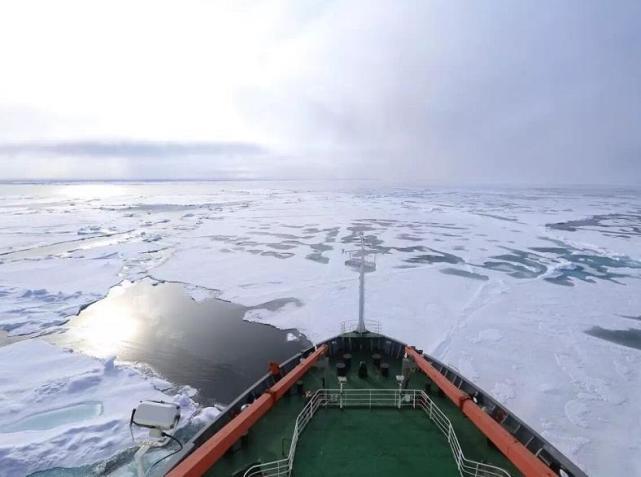 China's ice breaker Xuelong navigates through the Central Route of the Arctic. [Photo: Xinhua]