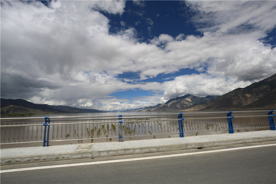 A photo of Yarlung Tsangpo River running from Lhasa to Shannan in China's Tibet Autonomous Region.