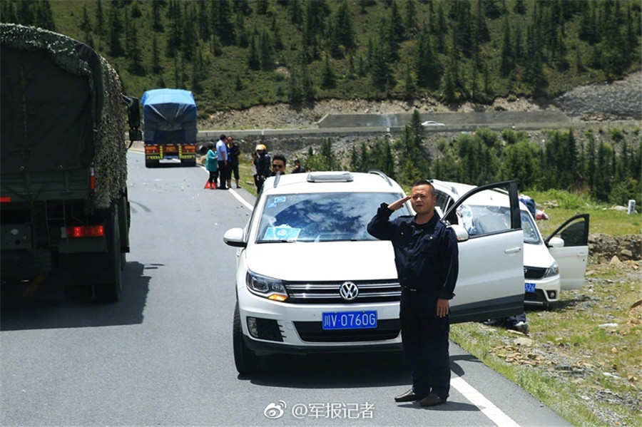 children-salute-soldiers-along-sichuan-tibet-highway-china-cn