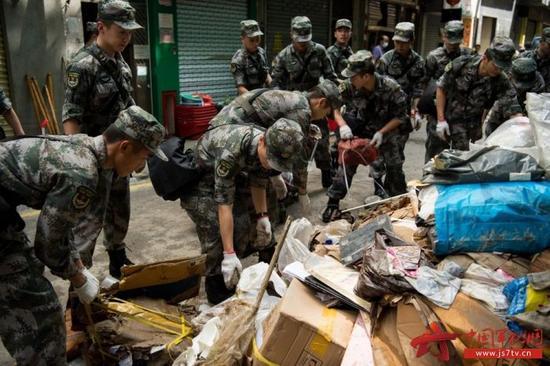 Around 1,000 Chinese People's Liberation Army soldiers join the relief efforts after Macao was hit by Typhoon Hato. [Photo: js7tv.cn]