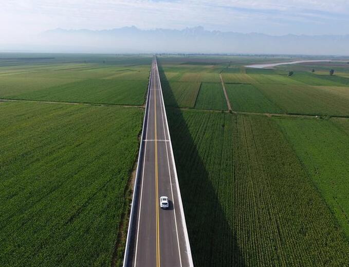 Photo taken on Aug 8, 2017 shows the newly-opened 828.5-kilometer-long highway pointing to the Mountain Huashan in Northwest China's Shaanxi Province. The 828.5-kilometer-long highway, which runs along the Yellow River, opened to traffic on Monday.