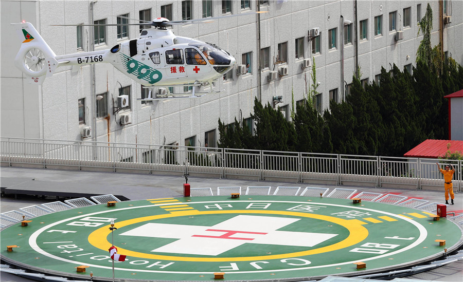 A helicopter is landing at China-Japan Friendship Hospital in Beijing, Aug 29, 2017. [Photo by Zhu Xingxin/China Daily]