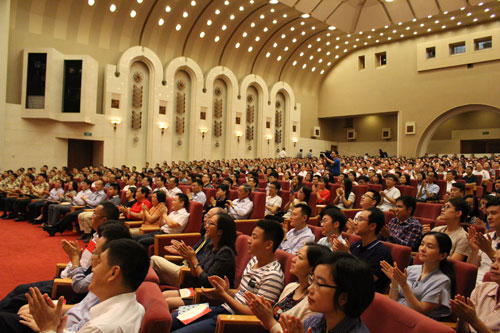 Around 800 people from all walks of life listen to the report on China's five-year achievements in diplomacy in Beijing, Aug. 29, 2017. [Photo/fmprc.gov.cn]