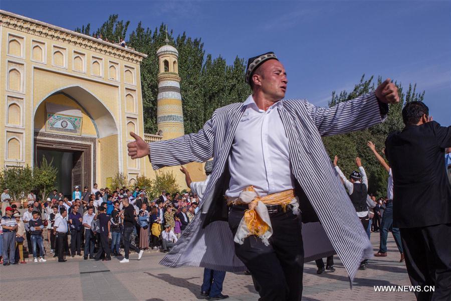 People dance to observe Eid al Adha, known in China as Corban Festival, one of Islam&apos;s most important holidays, in Kashgar, northwest China&apos;s Xinjiang, Sept. 1, 2017. (Xinhua/Cen Yunpeng)