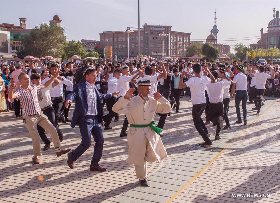 People dance to observe Eid al Adha, known in China as Corban Festival, one of Islam&apos;s most important holidays, in Kashgar, northwest China&apos;s Xinjiang, Sept. 1, 2017. (Xinhua/Cen Yunpeng)