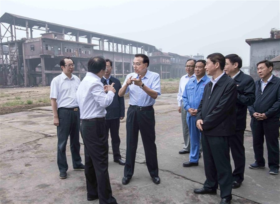 Chinese Premier Li Keqiang learns about overcapacity cuts and relocation of workers at Linfen Steel Company of Taiyuan Iron and Steel (Group) Co., Ltd. in Linfen, north China's Shanxi Province, Sept. 5, 2017. [Photo/Xinhua]