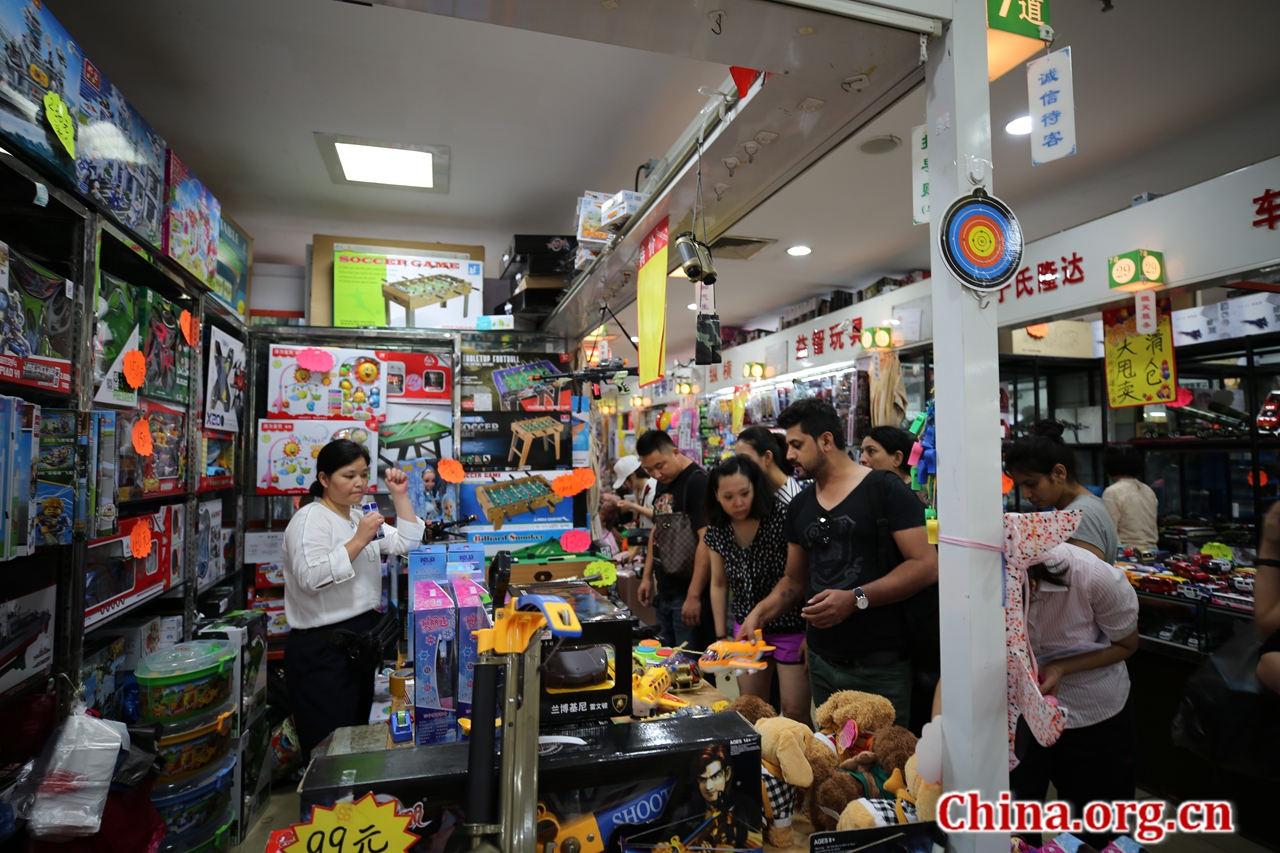 Tianyi Market, the largest small goods wholesale market in Beijing, will close on Sept.16, 2017. [Photo by Gong Jie/China.org.cn]