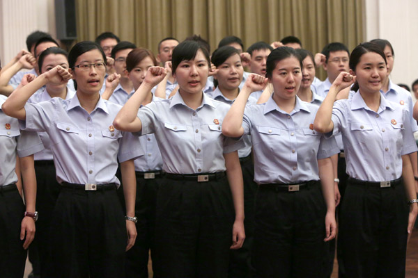 Newly appointed judge assistants take their oath as they assume their posts in Shanghai. [Photo/China Daily] 