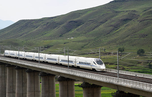 A high-speed train heads to Ulanqab from Hohhot in the Inner Mongolia autonomous region in August, marking the openning of the region's first high-speed railway. [Tang Zhe/For China Daily] 
