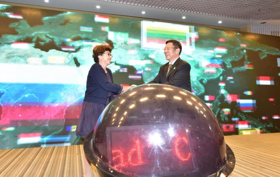 Monique Barbut, executive secretary of UNCCD and Zhang Jianlong, minister of the State Forestry Administration (SFA) launch the Belt and Road Cooperative Mechanism to Combat Desertification in Ordos, Inner Mongolia, Sept. 10, 2017. [Photo by Han Lin/ China.org.cn] 