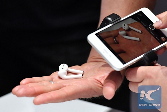 A person takes a photo of a set of wireless Apple AirPods during a media event at Bill Graham Civic Auditorium in San Francisco, California on September 07, 2016. [Photo/Xinhua]