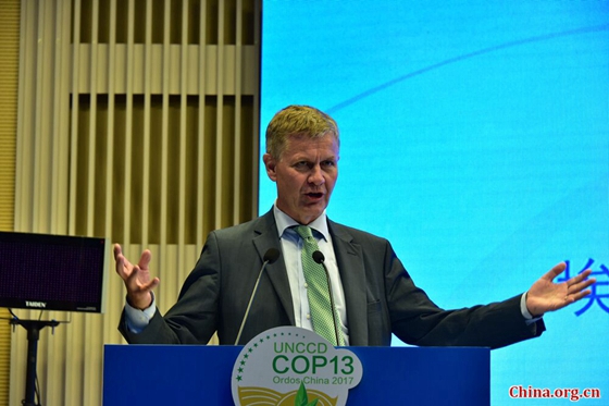Erik Solheim, United Nations Environment Program (UNEP) executive director, speaks at the press conference to launch the Kubuqi Business Model report during the 13th session of the Conference of the Parties (COP13) to the United Nations Convention to Combat Desertification (UNCCD) in Ordos City, Inner Mongolia Autonomous Region, on Sept. 11, 2017. [Photo by Han Lin/ China.org.cn]