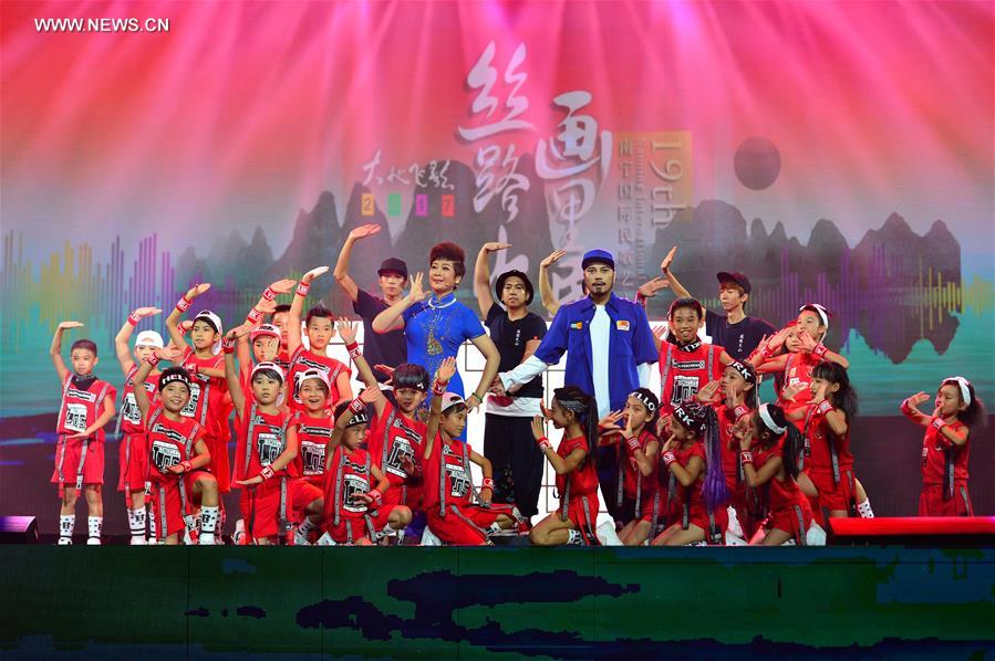 Actors perform during a gala of the 19th Nanning international folk song art festival in Nanning, capital of south China&apos;s Guangxi Zhuang Autonomous Region, Sept. 12, 2017. (Xinhua/Li Xuanli) 