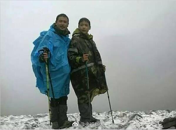 Zhang Wei and his son take selfie during their during their 1,700-kilometer-long journey from Zigong City in Sichuan Province to Lhasa City in Tibet Autonomous Region. [Photo from Weibo.com]