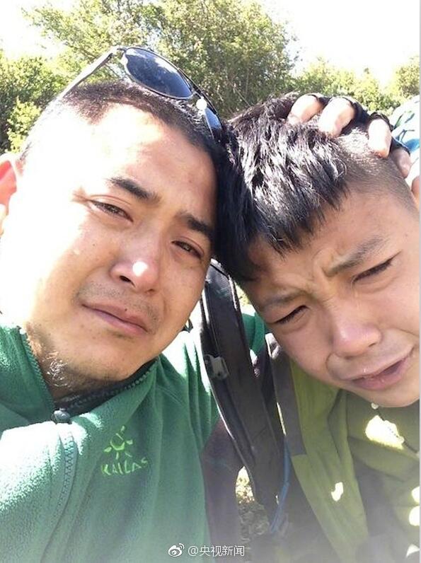 Zhang Wei and his son take selfie during their during their 1,700-kilometer-long journey from Zigong City in Sichuan Province to Lhasa City in Tibet Autonomous Region. [Photo from Weibo.com] 