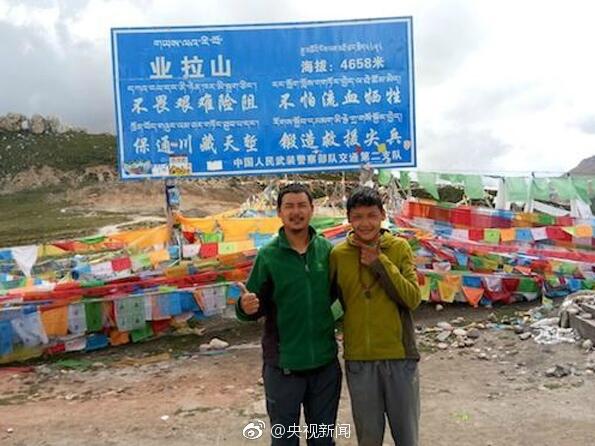 Zhang Wei and his son stand on Yela Mountain 4,658 meters above sea level during their 1,700-kilometer-long journey from Zigong City in Sichuan Province to Lhasa City in Tibet Autonomous Region. [Photo from Weibo.com]