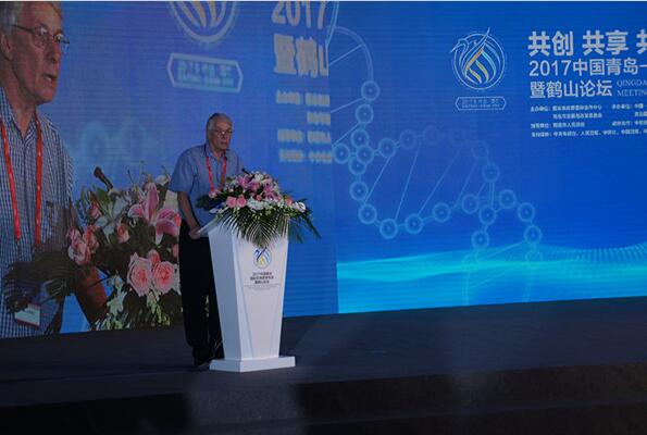 Richard John Roberts, a Nobel Laureate of Physiology and Medicine in 1993, addresses the opening ceremony of a two-day forum of life sciences on Thursday, in Jimo, Qingdao, Shandong Province. [Photo by Wu Jin / China.org.cn]