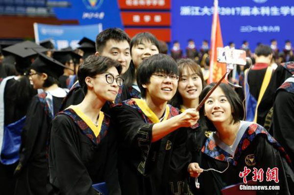 Students take photo at 2017 Zhejiang University graduation ceremony.[Photo/Chinanews.com]
