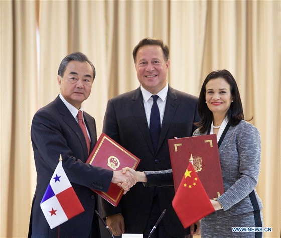 Chinese Foreign Minister Wang Yi (L), Panama's President Juan Carlos Varela (C) and Isabel Saint Malo de Alvarado, Panama's vice president and foreign minister, attend a signing ceremony in Panama City, on Sept. 17, 2017. [Photo/Xinhua]
