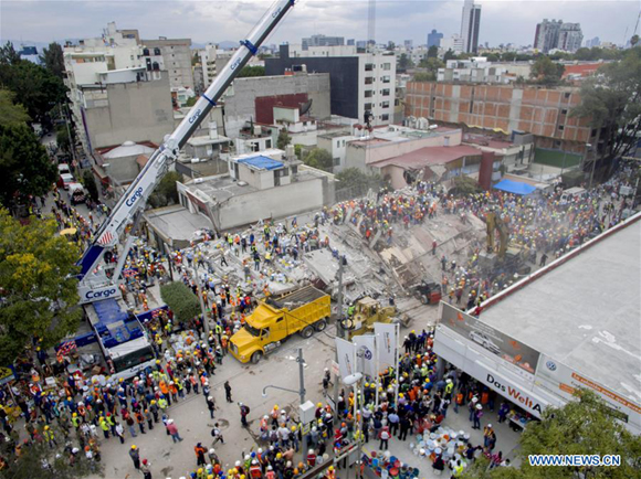 Photo taken with a drone shows rescuers and volunteers searching for survivors after an earthquake in Mexico City, capital of Mexico, on Sept. 20, 2017.(Xinhua/Cesar Vicuna)