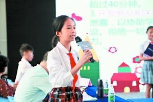 A schoolgirl making a speech at the Guangdong Internet Security for Children Forum, September 23, 2017. [Photo: Guangzhou Daily]