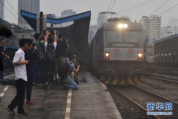 The K4515 train departs from Chongqing heading to Lanzhou on Sept. 29, 2017. A major railway line connecting Lanzhou, capital of northwest China's Gansu Province, with the southwestern metropolis of Chongqing was put into operation on Friday. [Photo/Xinhua]