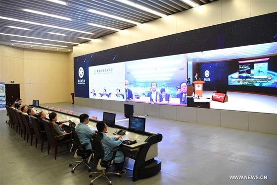 Staff attend the opening ceremony of the Jing-Hu, or Beijing-Shanghai, Trunk Line, at University of Science and Technology of China in Hefei, east China's Anhui Province, Sept. 29, 2017. [Photo/Xinhua]