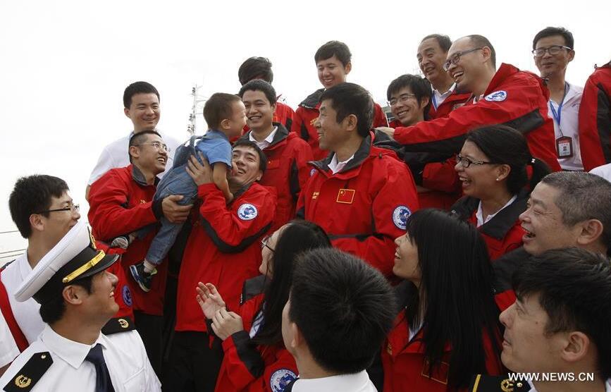 Shi Xing'an (2nd R, rear), a member of the Chinese scientific expedition team, is welcomed by his son upon his return in Shanghai, east China, Oct. 10, 2017. China's ice breaker, the Xuelong (Snow Dragon) returned to base in Shanghai Tuesday after 83 days on the Arctic rim, completing its eighth Arctic expedition. (Xinhua/Fang Zhe) 