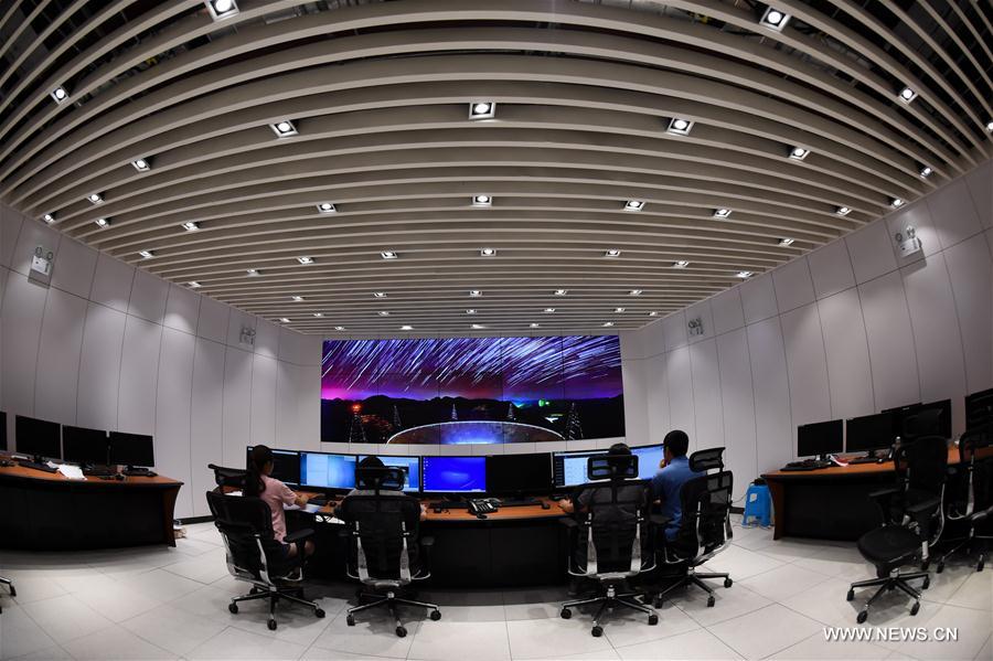 Staff members work in the control room of the Five-hundred-meter Aperture Spherical Telescope (FAST) in Pingtang county, Southwest China's Guizhou province, Aug 9, 2017.[Photo/Xinhua]