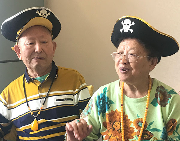 Cao Xuemei and her husband, Cui Xingli, interact with their audience during a livestreaming session. [Zhang Jing/For China Daily] 