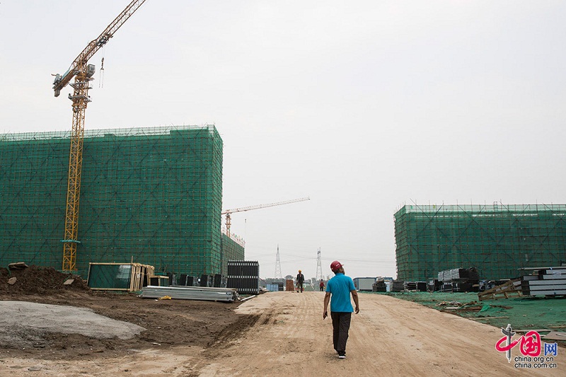 Ning Weidong heads out for his routine afternoon inspection at the construction site. [Photo by Dong Ning/China.org.cn]