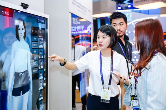 An Alibaba employee introduces a virtual mirror during the company's annual computing conference in Hangzhou, capital of Zhejiang province, Oct 11, 2017. [Photo /China Daily] 