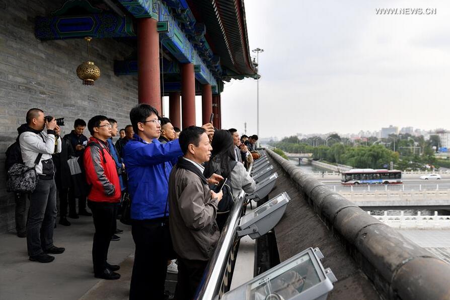 Journalists visit the Yongding Gate in Beijing, capital of China, Oct. 12, 2017. The Press Center of the 19th National Congress of the Communist Party of China (CPC) organized a reporting tour along the Central Axis of Beijing on Thursday. Chinese and foreign reporters visited scenic attractions such as the Jingshan Park, Yongding Gate and the Olympic Tower. (Xinhua/Li Xin)