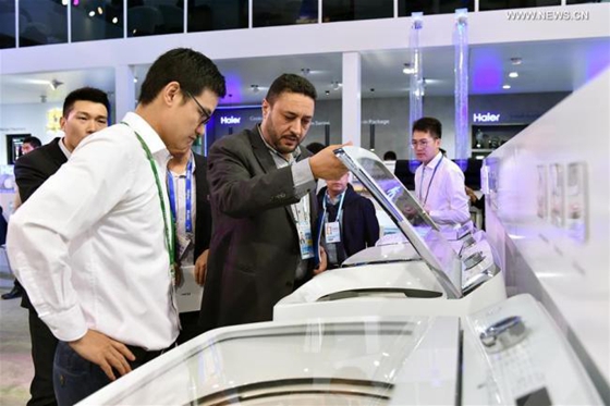 Purchasers look at household appliances during the Canton Fair in Guangzhou, capital of south China's Guangdong Province, Oct. 15, 2017. [Photo/Xinhua]