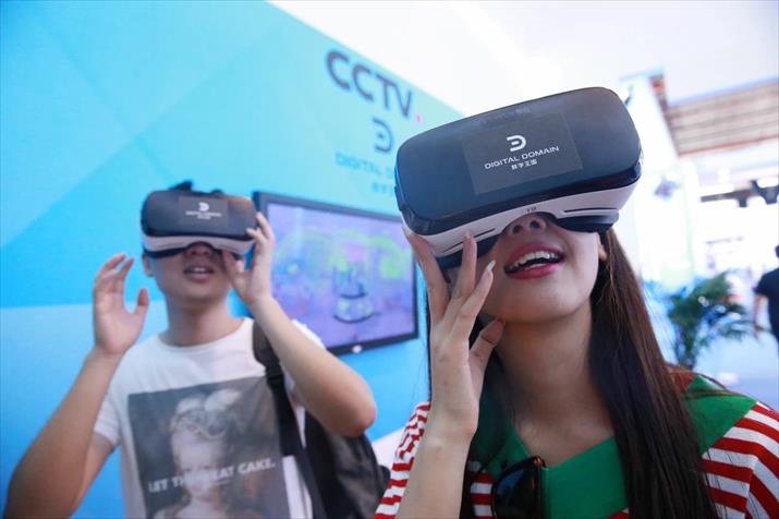 Visitors try VR headsets at an exhibition in Beijing on August 24.[Photo/Xinhua]