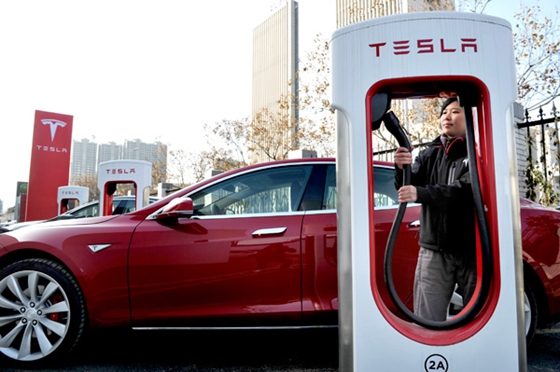 A driver uses Tesla's charging station in Xi'an, capital of Shaanxi province. [Photo/China Daily]