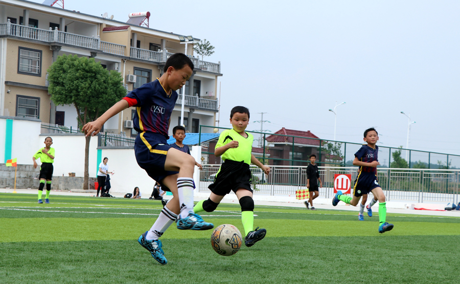 Primary school students from Qianshan county, Anhui province, compete in a soccer game on Oct 1. [Photo / China Daily] 