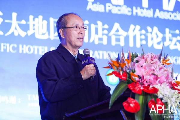 Zhou Yupeng, former Shanghai mayor, addresses the press.