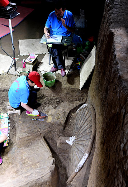 Researchers dig at a site in Xinzheng, Henan province, in June.[Photo/Xinhua]
