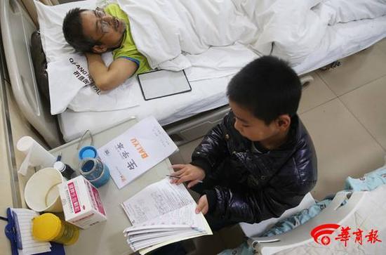 A nine-year-old boy has shown extraordinary devotion while taking care of his father hospitalized for liver cirrhosis.