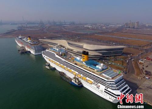 China's 11 major ports saw more than 4.5 million inbound and outbound cruise trips in 2016, up 84 percent year on year. [File photo/Chinanews.com]