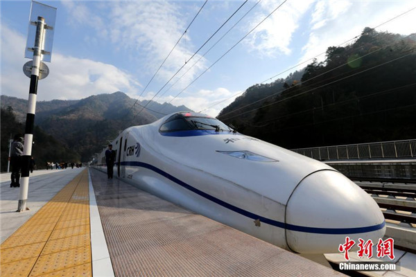 A train is seen at Xinchangjie Station, the highest altitude station along the Xi'an-Chengdu high-speed railway line on Nov 8, 2017. [Photo/Chinanews.com]