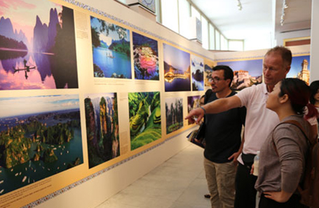Vietnam ties in the frame at exhibition