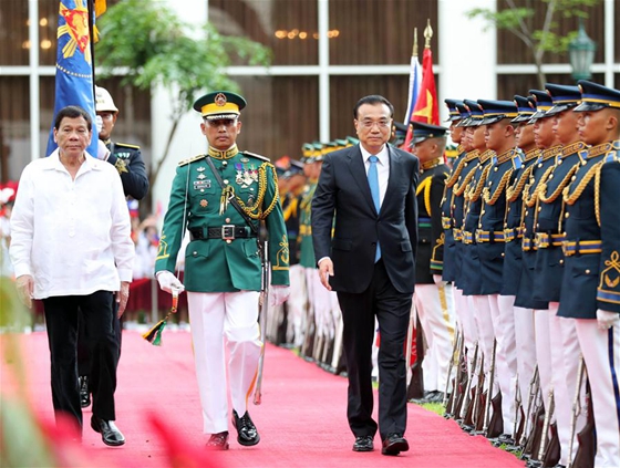 Chinese Premier Li Keqiang attends a welcome ceremony held by Philippine President Rodrigo Duterte before their talks in Manila, the Philippines, Nov. 15, 2017. [Photo/Xinhua]