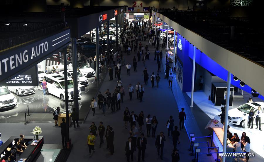 People visit the 15th Guangzhou International Automobile Exhibition in Guangzhou, capital of south China&apos;s Guangdong Province, Nov. 17, 2017. The exhibition started on Friday and attracted many international manufacturers of cars and parts. The event will last till Nov. 26. (Xinhua/Lu Hanxin)