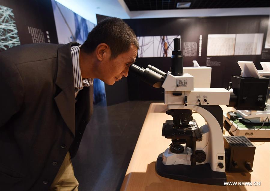 A visitor views a detector used to restore ancient books during a special exhibition at the Zhejiang Library in Hangzhou, capital of east China&apos;s Zhejiang Province, Nov. 16, 2017. The special exhibition on ancient book restoration will last till Nov. 23. (Xinhua/Long Wei)