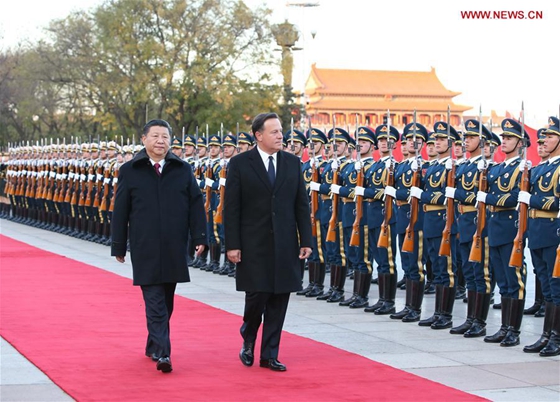 Chinese President Xi Jinping (L) holds a ceremony to welcome Panamanian President Juan Carlos Varela before their talks in Beijing, capital of China, Nov. 17, 2017. [Photo/Xinhua] 
