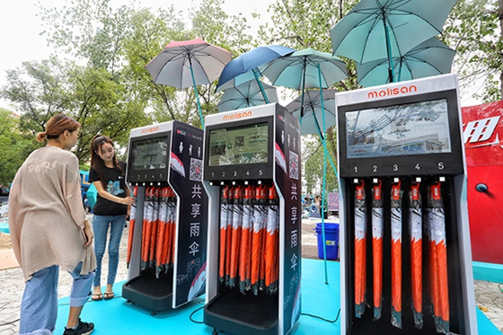 Students in Shanghai Jiao Tong University can rent shared umbrellas without paying any deposit, a service provided by Zhima Credit of Ant Financial, Alibaba's finance arm.[Photo/China Daily] 