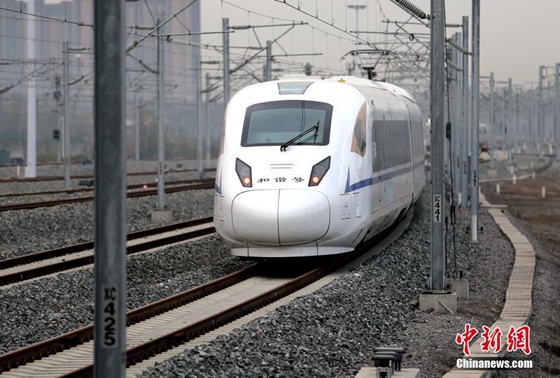 The first full-course test run is carried out Wednesday on a high-speed railway linking Xi'an with Chengdu. [Photo/Chinanews.com]