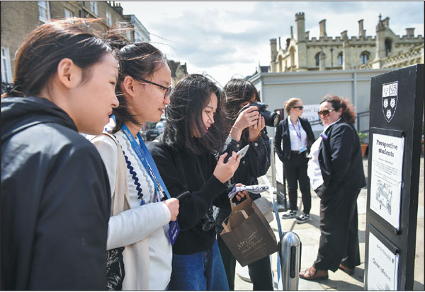 Chinese students on a study tour to the United Kingdom gather at the gate of King's College, Cambridge University.[Photo / China Daily]